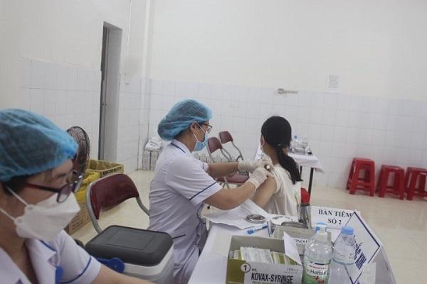 1.518 trẻ em 7 tuổi và học sinh lớp 2 trong toàn huyện Vĩnh Linh được tiêm bổ sung vaccine phòng...
