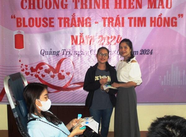 Nữ viên chức Trung tâm Kiểm soát bệnh tật tỉnh Quảng Trị giỏi việc nước, đảm việc nhà